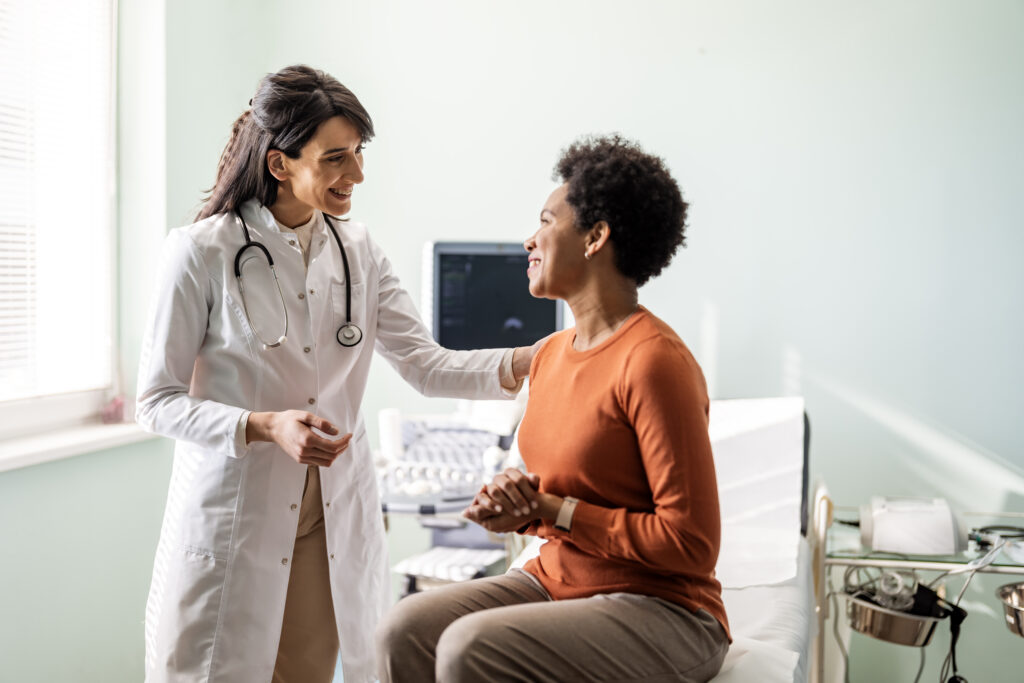 Médica tranquilizando um paciente